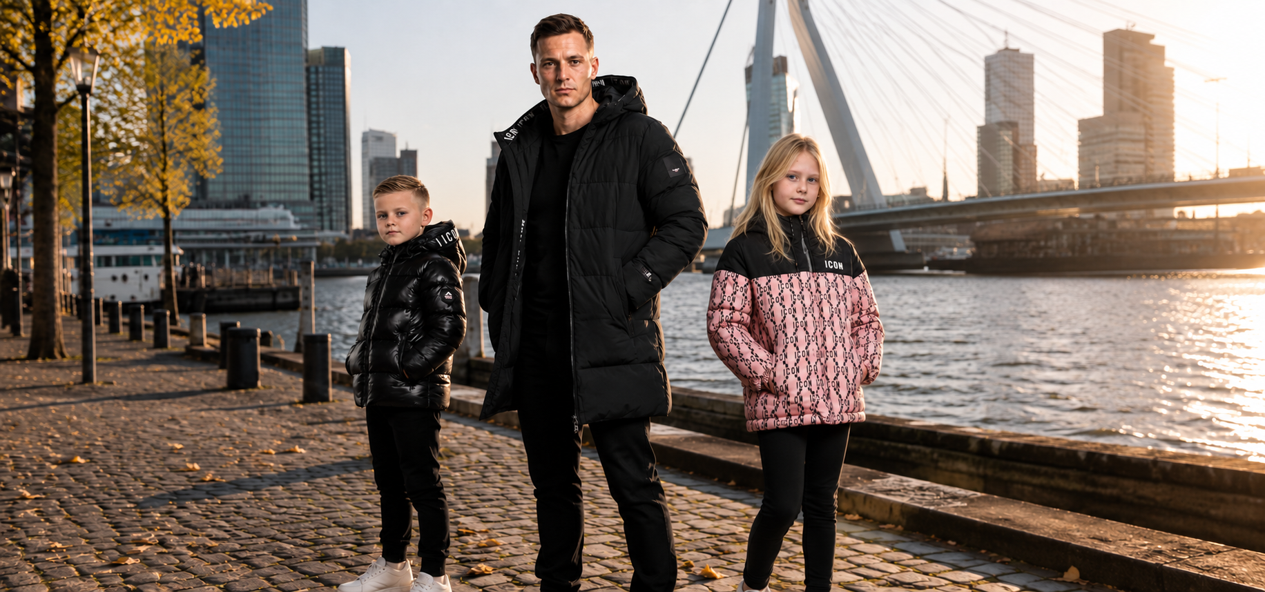 ICON Original kleding voor een man, jongen en meisje bij de Erasmusbrug in Rotterdam